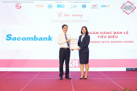 Sacombank được vinh danh tại giải thưởng Ngân hàng Việt Nam tiêu biểu- Ảnh 1. Đại diện Sacombank, bà Nguyễn Phương Huyền - Phó giám đốc phụ trách Khối cá nhân (bên phải), nhận giải thưởng