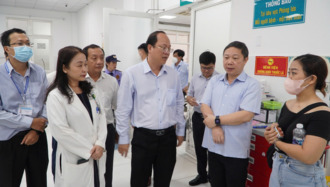 Lãnh đạo Thành ủy TP.HCM thăm các nạn nhân bị thương do gãy nhánh cây ở công viên Tao Đàn- Ảnh 1. Lãnh đạo Thành ủy TP.HCM thăm các nạn nhân bị thương do gãy nhánh cây ở công viên Tao Đàn- Ảnh 1.