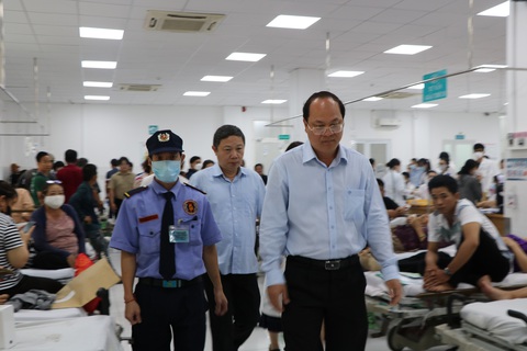 Lãnh đạo Thành ủy TP.HCM thăm các nạn nhân bị thương do gãy nhánh cây ở công viên Tao Đàn- Ảnh 2. Phó bí thư Thường trực Thành ủy TP.HCM Nguyễn Hồ Hải cùng Bí thư Quận ủy quận 1 Dương Anh Đức có mặt tại Bệnh viện Nhân dân 115 thăm hỏi các nạn nhân - Ảnh: CẨM NƯƠNG