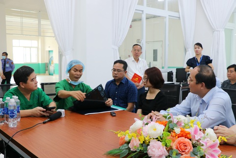 Lãnh đạo Thành ủy TP.HCM thăm các nạn nhân bị thương do gãy nhánh cây ở công viên Tao Đàn- Ảnh 3. Lãnh đạo Thành ủy TP.HCM thăm các nạn nhân bị thương do gãy nhánh cây ở công viên Tao Đàn- Ảnh 3.