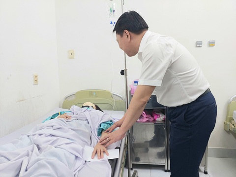 Giám đốc Sở Xây dựng TP.HCM thăm, viếng nạn nhân vụ gãy nhánh cây xanh công viên Tao Đàn- Ảnh 2. Lãnh đạo Sở Xây dựng TP.HCM thăm hỏi, động viên bà Q.K.X. - Ảnh: ĐÌNH KHẢI