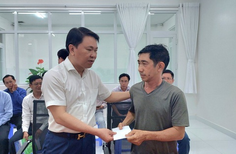 Giám đốc Sở Xây dựng TP.HCM thăm, viếng nạn nhân vụ gãy nhánh cây xanh công viên Tao Đàn- Ảnh 1. Ông Trần Hoàng Quân, giám đốc Sở Xây dựng TP.HCM, gửi món quà động viên của sở đến ông Văn Kiệt Huy (chồng bà L.N.S.) - Ảnh: ĐÌNH KHẢI