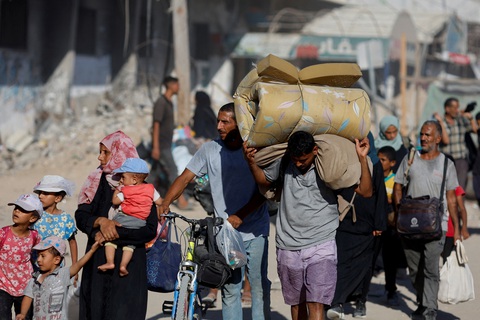 Người dân Palestine di chuyển khỏi thành phố Khan Younis sau lệnh sơ tán của quân đội Israel, phía nam Dải Gaza, ngày 8-8 - Ảnh: REUTERS Tin tức thế giới 9-8: Mỹ đưa phi đội F-22 tới Trung Đông, cảnh báo mạnh mẽ với Iran- Ảnh 3.