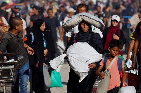 Người dân Palestine di chuyển khỏi thành phố Khan Younis sau lệnh sơ tán của quân đội Israel, phía nam Dải Gaza, ngày 8-8 - Ảnh: REUTERS Mỹ, Ai Cập và Qatar kêu gọi Israel đàm phán với Hamas ngày 15-8- Ảnh 1.