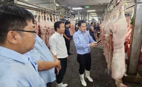 Xung quanh chợ đầu mối không kiểm soát được thì đừng nói đến an toàn thực phẩm- Ảnh 4. Truy xuất nguồn gốc thịt heo nhập về chợ Bình Điền đang được áp dụng kỳ vọng giúp cải thiện khâu quản lý, chất lượng mặt hàng này - Ảnh: N.TRÍ