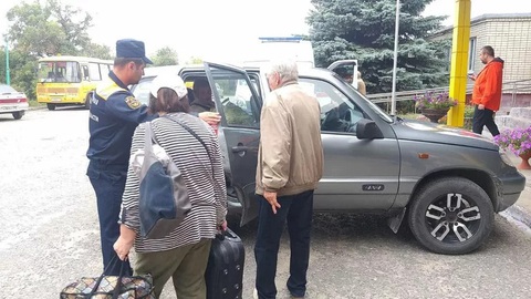 Ukraine tiếp tục không kích lãnh thổ Nga, giáp vùng Kursk- Ảnh 1. Người dân ở tỉnh Lipetsk, vùng Liên bang trung tâm nước Nga, đang được sơ tán sau đợt không kích dữ dội đêm 8-8 - Ảnh: RIA NOVOSTI