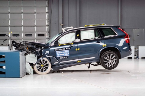 Vụ tai nạn ở cầu Phú Mỹ: Volvo XC90 cứu người như thế nào?- Ảnh 4. Volvo XC90 trong bài thử nghiệm đâm va kiểm tra an toàn - Ảnh: IIHS