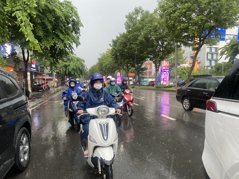 Thời tiết TP.HCM 'õng ẹo', chỗ mưa to chỗ lớt phớt- Ảnh 1. Thời tiết TP.HCM 'õng ẹo', chỗ mưa to chỗ lớt phớt- Ảnh 1.