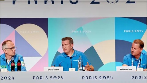 WADA tuyên bố sốc: Mỹ cho phép vận động viên dính doping thi đấu nhiều năm qua- Ảnh 1. Chủ tịch WADA Witold Banka (giữa) tố cáo Mỹ để vận động viên dương tính với doping thi đấu trong nhiều năm - Ảnh: Marca