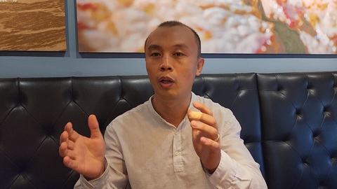 Người đàn ông Hàn Quốc vừa thoát nạn ở cầu Phú Mỹ liền quay sang cứu người- Ảnh 1. Ông Lee Geum Ho thuật lại giây phút cứu người - Ảnh: MINH HÒA
