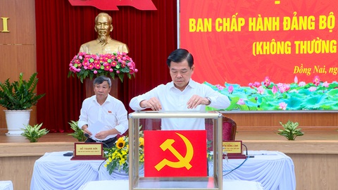 Quyền chủ tịch UBND tỉnh Đồng Nai được bầu làm phó bí thư Tỉnh ủy- Ảnh 2. Bí thư Tỉnh ủy Đồng Nai tại cuộc bỏ phiếu bầu thêm phó bí thư - Ảnh: H.M.