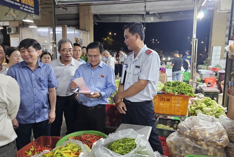 Xung quanh chợ đầu mối không kiểm soát được thì đừng nói đến an toàn thực phẩm- Ảnh 2. Xung quanh chợ đầu mối không kiểm soát được thì đừng nói đến an toàn thực phẩm- Ảnh 2.