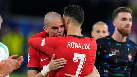 Trung vệ Pepe giải nghệ ở tuổi 41- Ảnh 1. Khoảnh khắc xúc động khi Ronaldo an ủi Pepe ở Euro 2024 - Ảnh: REUTERS