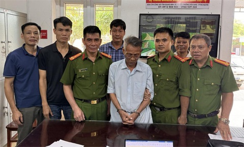 Phạm nhân trốn trại vượt biên qua Campuchia, sau hơn 33 năm bị bắt ở Thái Nguyên- Ảnh 1. Phạm nhân Lê Hữu Thiện (mặc áo sáng, giữa ảnh) vừa bị công an bắt giữ - Ảnh: Công an tỉnh Thanh Hóa cung cấp