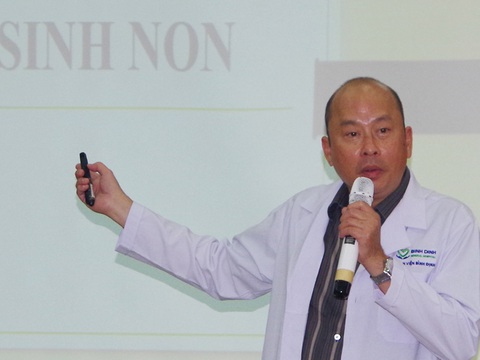Hội thảo khoa học về điều trị dọa sinh non tại Bệnh viện Bình Định- Ảnh 1. TS.BS Lê Quang Thanh trình bày tại hội thảo khoa học - Ảnh: MINH DUYÊN