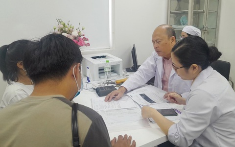 Hội thảo khoa học về điều trị dọa sinh non tại Bệnh viện Bình Định- Ảnh 3. TS.BS Lê Quang Thanh khám, tư vấn về các bệnh lý trong thai kỳ cho khách hàng tại Bệnh viện Bình Định - Ảnh: MINH DUYÊN