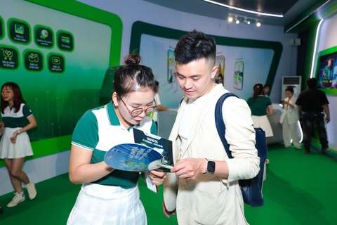 Trải nghiệm ngân hàng số và nhận quà tại phố đi bộ Nguyễn Huệ- Ảnh 8. Trải nghiệm ngân hàng số và nhận quà tại phố đi bộ Nguyễn Huệ- Ảnh 8.