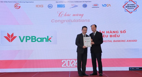 VPBank lần thứ 4 được vinh danh là Ngân hàng số tiêu biểu- Ảnh 1. Đại diện VPBank nhận giải thưởng 'Ngân hàng Số tiêu biểu' - Ảnh: VPB