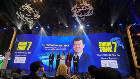 Các thương vụ tại Shark Tank sẽ được hãng luật hỗ trợ pháp lý - Ảnh 1. Luật sư Huỳnh Thanh Thịnh (Trevor) của hãng luật Herman, Henry & Dominic được vinh danh giới thiệu tại họp báo của Shark Tank