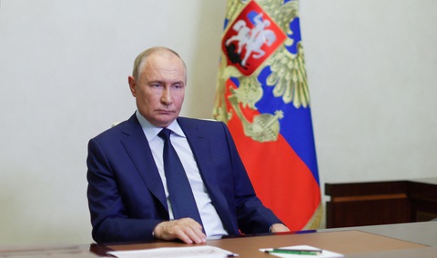 Ông Putin nói chuyện với Quyền Thống đốc vùng Kursk Alexei Smirnov, ngày 8-8 - Ảnh: REUTERS Ông Putin nói chuyện với Quyền thống đốc vùng Kursk Alexei Smirnov, ngày 8-8 - Ảnh: REUTERS