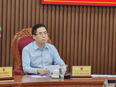Tân chủ tịch UBND tỉnh Quảng Ngãi: Cần chính quyền đoàn kết, hành động, cầu thị- Ảnh 1. Ông Nguyễn Hoàng Giang, chủ tịch UBND tỉnh Quảng Ngãi, có buổi làm việc đầu tiên với UBND tỉnh - Ảnh: TRẦN MAI