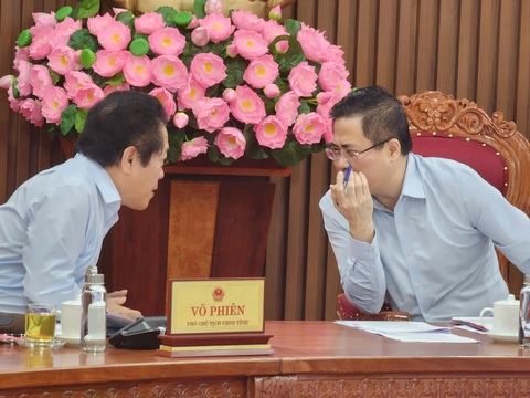 Tân chủ tịch UBND tỉnh Quảng Ngãi: Cần chính quyền đoàn kết, hành động, cầu thị- Ảnh 2. Ông Nguyễn Hoàng Giang (phải) trao đổi với ông Võ Phiên, phó chủ tịch UBND tỉnh Quảng Ngãi, để giải quyết vấn đề về giá đất tại các huyện - Ảnh: TRẦN MAI
