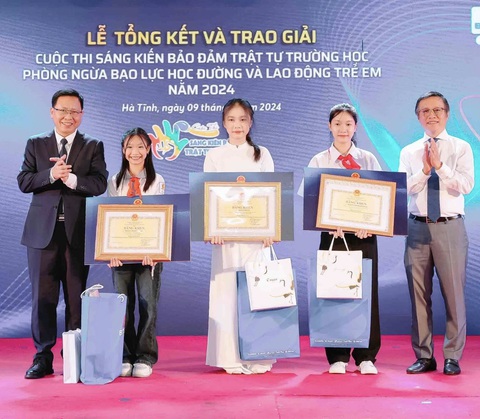 10 triệu ý tưởng, sáng kiến về phòng ngừa bạo lực học đường- Ảnh 1. 3 em học sinh xuất sắc đoạt giải nhất ở cấp tiểu học, THCS, THPT (ở giữa) nhận bằng khen từ Bộ Giáo dục và Đào tạo, ban tổ chức - Ảnh: TRINH LÊ