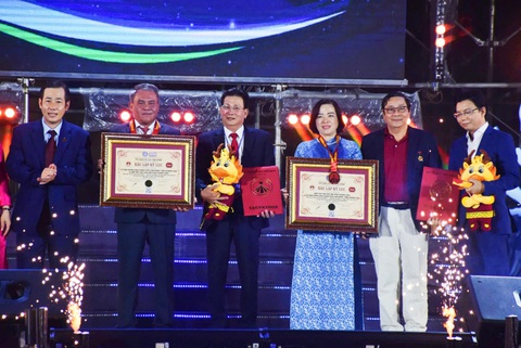 Trao chứng nhận kỉ lục Việt Nam về số lượng các món ăn nhiều nhất làm từ tôm hùm Cam Ranh - Ảnh: TRẦN HOÀI Trao chứng nhận kỷ lục Việt Nam về số lượng các món ăn nhiều nhất làm từ tôm hùm Cam Ranh - Ảnh: TRẦN HOÀI