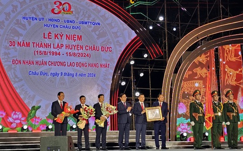 Huyện Châu Đức: Từ nghèo vươn mình thành nông thôn mới, trù phú- Ảnh 6. Lãnh đạo tỉnh trao Huân chương Lao động hạng Nhất cho huyện Châu Đức- Ảnh: ĐÔNG HÀ