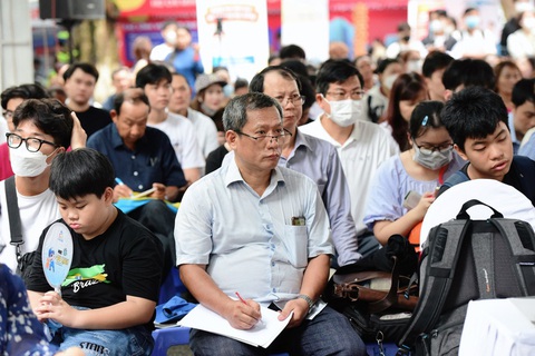 Khi cha mẹ chọn ngành học thay con- Ảnh 1. Chú Nguyễn Quang Nghi (TP Cần Thơ) cùng hai con xuất phát từ 4h sáng để kịp nghe tư vấn - Ảnh: DUYÊN PHAN