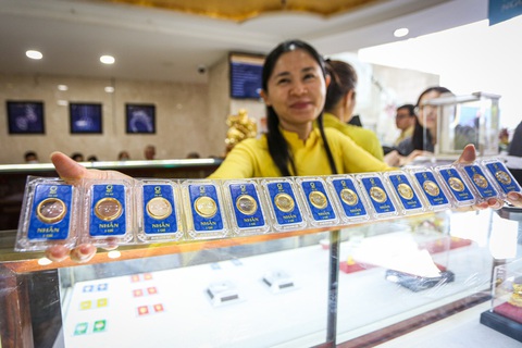 Giá vàng nhẫn tăng mạnh gần bằng giá vàng miếng SJC- Ảnh 1. Giá vàng nhẫn 9999 gần bằng giá vàng miếng SJC - Ảnh: PHƯƠNG QUYÊN