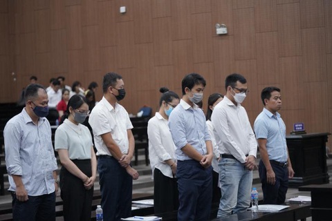Một bị cáo vắng mặt, tòa hoãn phiên xử cựu chủ tịch Tập đoàn Vimedimex- Ảnh 2. Các bị cáo tại phiên tòa sáng 9-8 - Ảnh: GIANG LONG