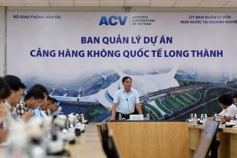 Quyền chủ tịch UBND tỉnh Đồng Nai được bầu làm phó bí thư Tỉnh ủy- Ảnh 1. Ông Võ Tấn Đức - quyền chủ tịch UBND tỉnh Đồng Nai - chủ trì cuộc họp về giải phóng mặt bằng sân bay Long Thành - Ảnh: H.M.