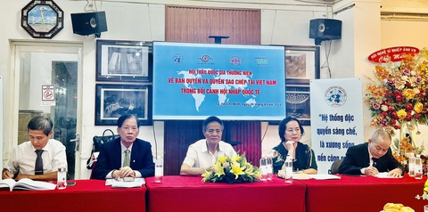 Các chủ tọa nghe ý kiến góp ý về các vấn đề liên quan đến quyền sao chép, Luật Sở hữu trí tuệ tại hội thảo - Ảnh: HỒ LAM Nếu Thương Tín bảo vệ hình ảnh, ai kiếm lợi khi sử dụng hình ảnh ông sẽ phải trả tiền bản quyền- Ảnh 1.