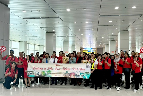 Phú Quốc đón đoàn Malaysia đến khảo sát, kết nối du lịch- Ảnh 1. Lãnh đạo UBND TP Phú Quốc, các sở, ngành tỉnh Kiên Giang chụp ảnh lưu niệm cùng đoàn lữ hành từ Malaysia đến Phú Quốc khảo sát, kết nối du lịch - Ảnh: CHÍ CÔNG