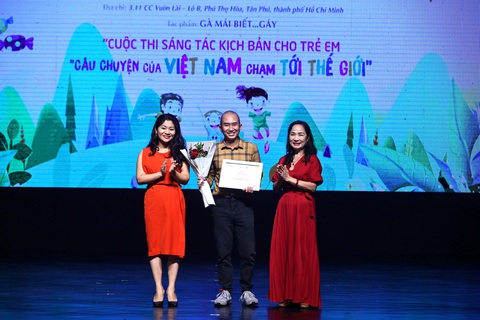 Cô gái ngồi xe lăn giành giải nhất viết kịch bản ‘Câu chuyện của Việt Nam chạm tới thế giới’ - Ảnh 2. Cô gái ngồi xe lăn giành giải nhất viết kịch bản ‘Câu chuyện của Việt Nam chạm tới thế giới’ - Ảnh 2.