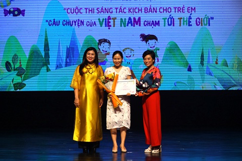 Cô gái ngồi xe lăn giành giải nhất viết kịch bản ‘Câu chuyện của Việt Nam chạm tới thế giới’ - Ảnh 3. Cô gái ngồi xe lăn giành giải nhất viết kịch bản ‘Câu chuyện của Việt Nam chạm tới thế giới’ - Ảnh 3.