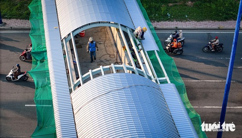 Diện mạo các cầu đi bộ kết nối ga metro số 1 những ngày sắp về đích - Ảnh 11.