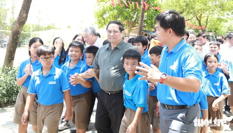 Thủ tướng mong trẻ em mồ côi vì dịch COVID-19 học ngành AI, chip bán dẫn - Ảnh 1. Thủ tướng mong trẻ em mồ côi vì dịch COVID-19 học ngành AI, chip bán dẫn - Ảnh 1.