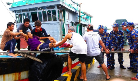 Trung tâm y tế Trường Sa cấp cứu ngư dân bị dây lưới tàu quấn vào chân, đứt gần lìa cổ chân - Ảnh 2. Quân y Trường Sa cấp cứu ngư dân gặp nạn gần đứt gần lìa cổ chân - Ảnh 2.