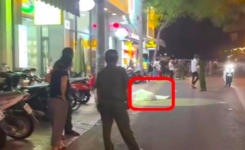 Điều tra vụ người đàn ông nghi rơi từ tầng cao, tử vong ở trung tâm TP Nha Trang - Ảnh 1. Điều tra vụ người đàn ông chết, nghi rơi từ tầng cao ở trung tâm Nha Trang - Ảnh 1.