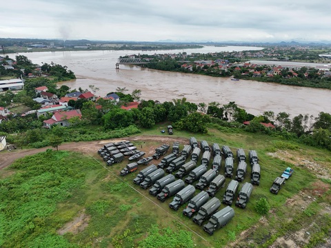 Lực lượng Công binh chuẩn bị thiết bị lắp cầu phao thay thế cầu Phong Châu bị sập - Ảnh 1. Lực lượng Công binh chuẩn bị thiết bị lắp cầu phao thay thế cầu Phong Châu bị sập - Ảnh 1.