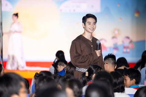 Hoa hậu, nam vương hóa chị Hằng, chú Cuội mang Trung thu sớm cho trẻ khó khăn - Ảnh 4. Hoa hậu, nam vương hóa chị Hằng, chú Cuội mang Trung thu sớm cho trẻ khó khăn - Ảnh 3.