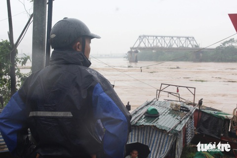Nước lũ chảy xiết, chưa thể cứu nạn, bắc cầu phao tạm thay thế cầu Phong Châu - Ảnh 1. Nước lũ chảy xiết, chưa thể bắc cầu phao tạm thay thế cầu Phong Châu - Ảnh 1.
