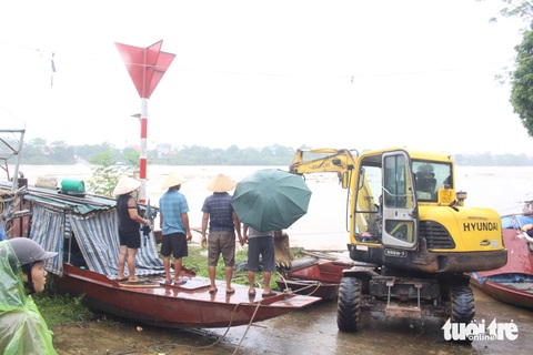 Nước lũ chảy xiết, chưa thể cứu nạn, bắc cầu phao tạm thay thế cầu Phong Châu - Ảnh 3. Nước lũ chảy xiết, chưa thể bắc cầu phao tạm thay thế cầu Phong Châu - Ảnh 4.
