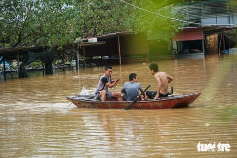 Nước sông Hồng dâng cao, bãi gửi xe ở trung tâm Hà Nội chỉ còn nhìn thấy mái tôn - Ảnh 16.