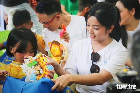 Quyền Linh cùng các nghệ sĩ thăm, tặng quà cho làng trẻ em SOS Nha Trang - Ảnh 4. Quyền Linh cùng các nghệ sĩ thăm, tặng quà cho Làng trẻ em SOS Nha Trang - Ảnh 4.