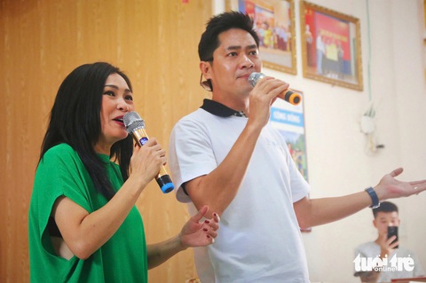 Quyền Linh cùng các nghệ sĩ thăm, tặng quà cho làng trẻ em SOS Nha Trang - Ảnh 6. Quyền Linh cùng dàn nghệ sĩ thăm, tặng quà cho làng trẻ em SOS Nha Trang - Ảnh 5.