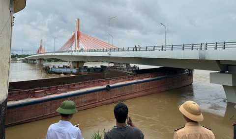 Dùng tàu kéo giải phóng 7 tàu mắc kẹt tại cầu Vĩnh Phú - Ảnh 1.
