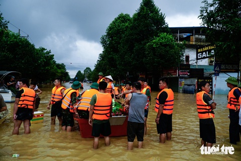 Dân hết lòng, quân hết mình vì bà con vùng lũ tại Thái Nguyên - Ảnh 6. Dân hết lòng, quân hết mình vì bà con vùng lũ tại Thái Nguyên - Ảnh 6.